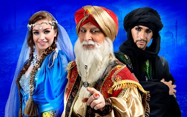 Әйел беріліс қорабында мастурбация жасайды.